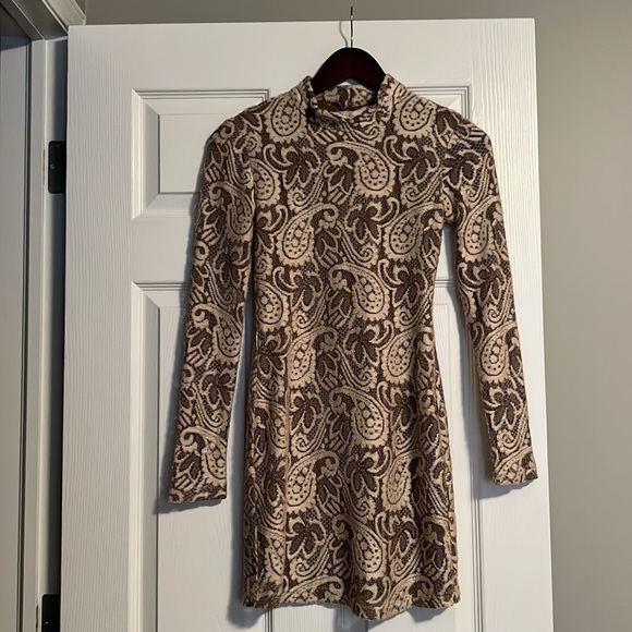 Lace mini dress with keyhole back detail - Picture 2 of 8